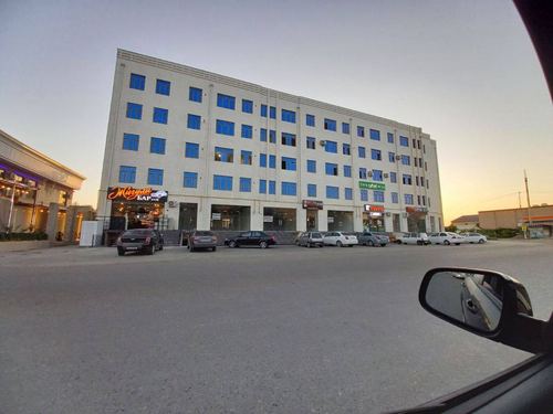 Magazin sotiladi 91.8 kv padval 50kv 81000$ sharq1 al maqtumni yonida
