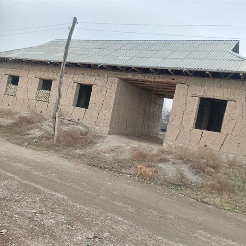 Qurilishi tugallanmagan hovli