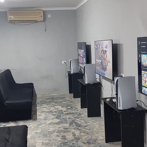 Playstation game klub sotiladi.