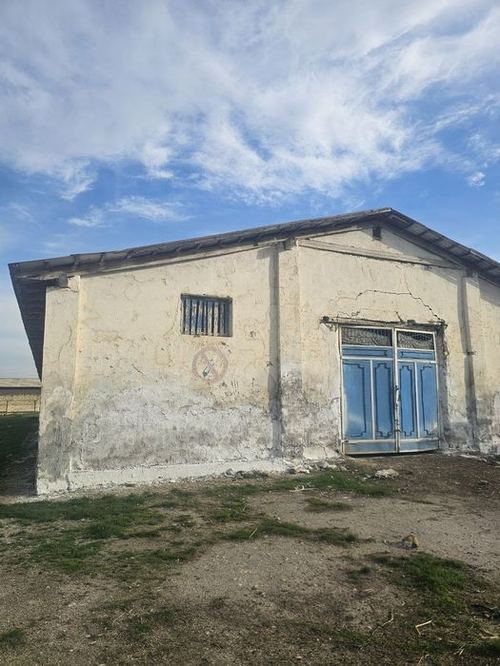 Участок около главной дороги