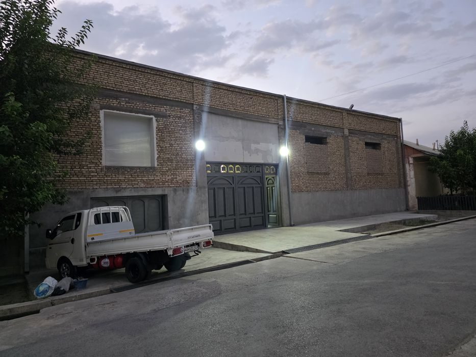 8-xonali uy, 900 m², Асака, sotuvga
