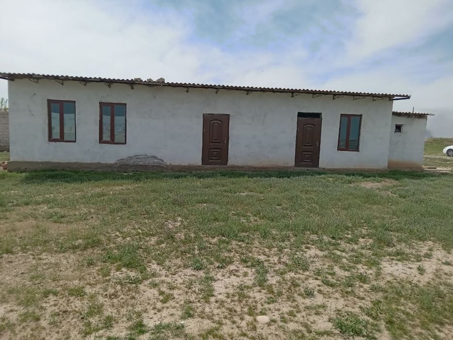 Uch qizildan 2 sotix 2 xonali uy sotiladi.Kadastr hujjatlari bori