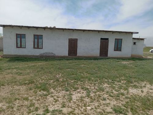 Uch qizildan 2 sotix 2 xonali uy sotiladi.Kadastr hujjatlari bori