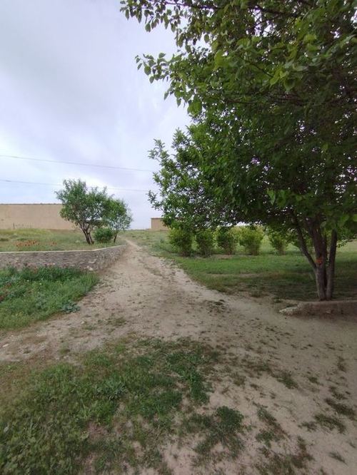 Uy sotiladi yoki moshinaga barter qilsa boladi