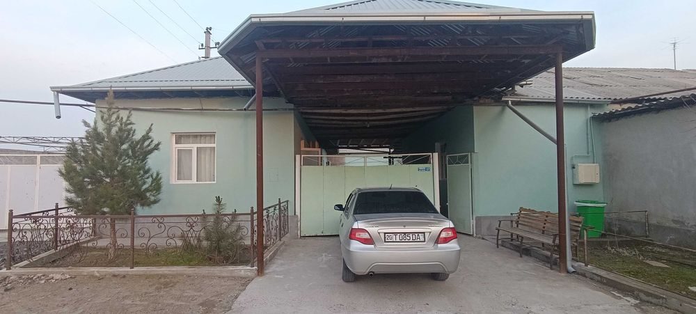 Uy hovli sotiladi