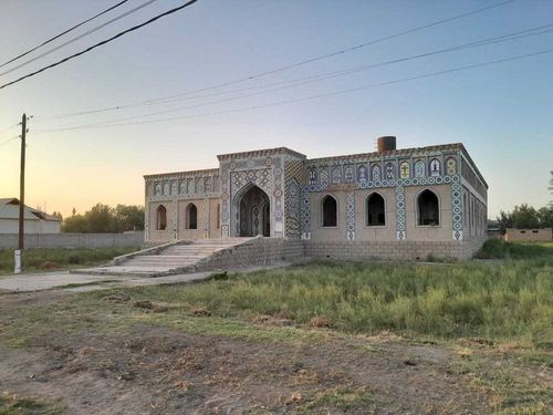 Sirdaryo tumanida 27 sotix yer maydoni binosi bilan sotiladi