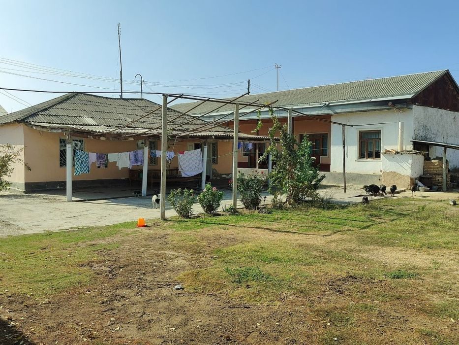 6-комнатный коттедж, 2000 м², Дустлик, на продажу