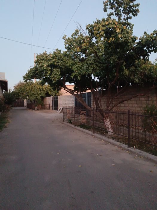 2-xonali uy, 1000 m², Кармана, sotuvga