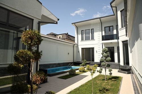 8-room house, 600 m²