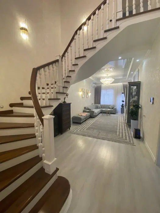 5-xonali uy, 200 m², Toshkent, Mirzo Ulug‘bek tumani, sotuvga