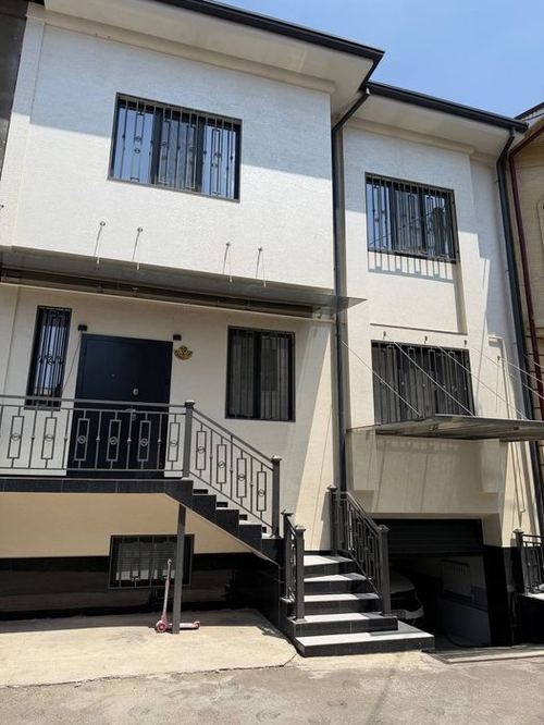 4-xonali uy, 240 m²