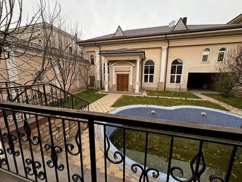 8-xonali uy, 700 m²