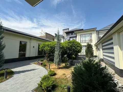 6-room house, 800 m²