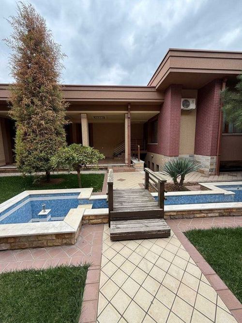 8-xonali uy, 300 m²