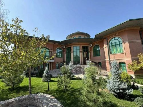 16-xonali uy, 3700 m²