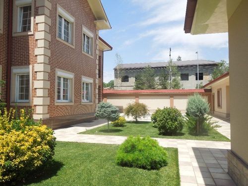 7-xonali uy, 900 m²