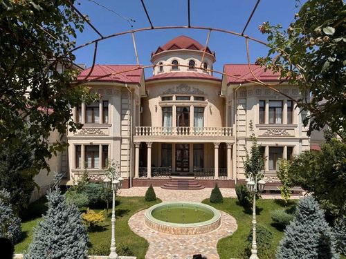 8-xonali uy, 1300 m²