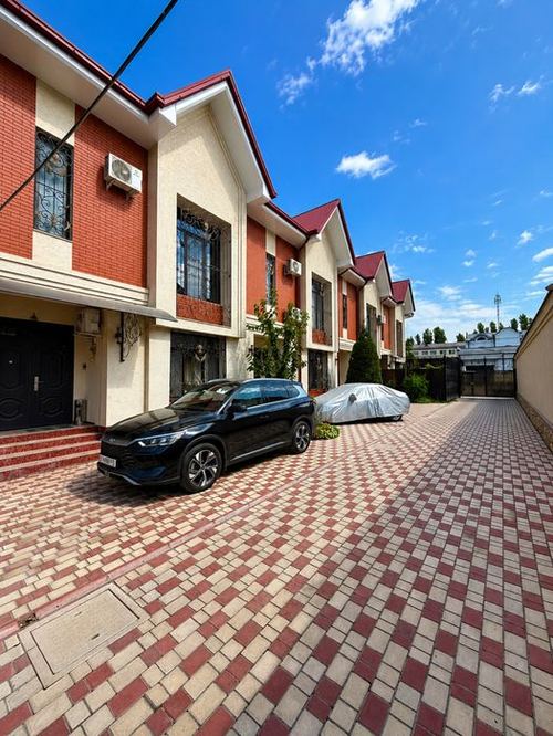 5-room house, 300 m²