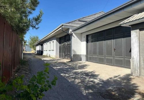 3-комнатная квартира, 300 м²