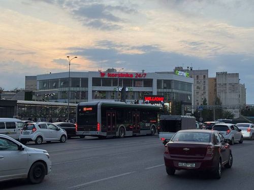 Продается помещения Паркент рынок 1708м2.