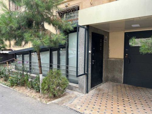 Улица Паркентская. 2линия. Продам офис 48кв.м. на цокольном этаже.