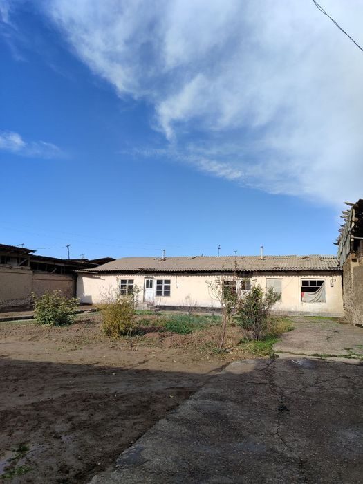 12-xonali uy, 1111 m², Qibray, sotuvga
