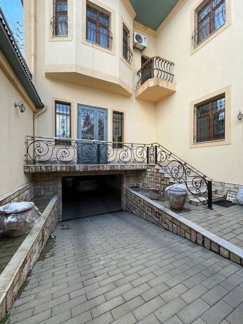8-room house, 300 m²