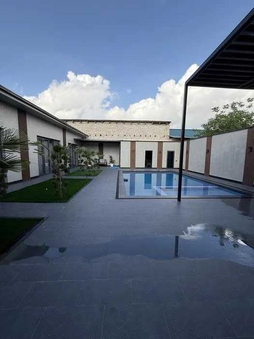 8-xonali uy, 300 m²