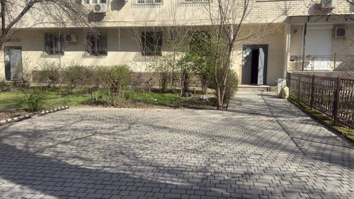Под офис ЦУМ 1 этаж с подвалом и парковкой