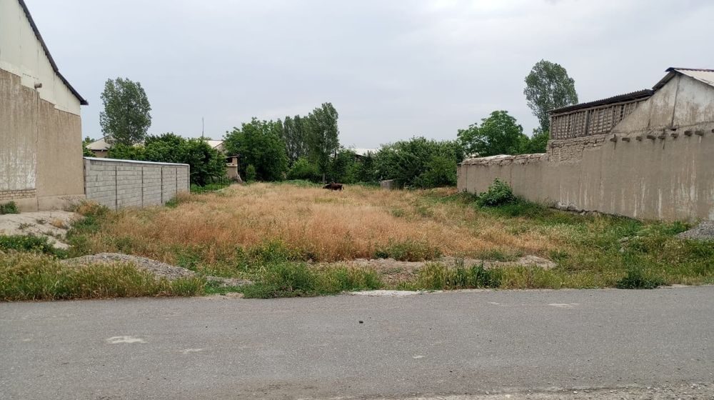 Земли 13 соток с фундаментом в центре района Наваинская области