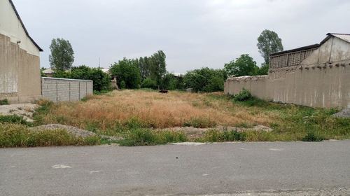 Земли 13 соток с фундаментом в центре района Наваинская области