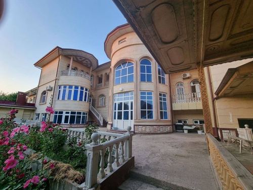 13-room house, 1307 m²