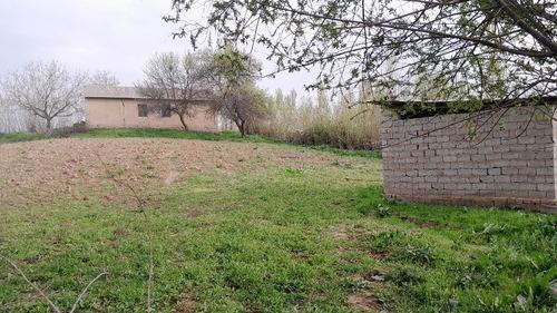 Юкоричирчикда   Курилиши тугалланмаган уй жой.