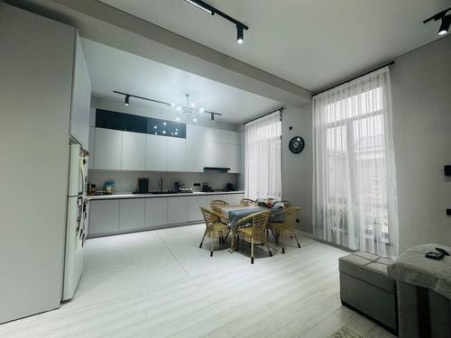 7-комнатный дом, 240 м²