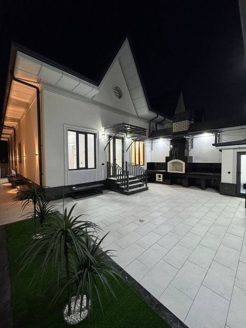 8-комнатный коттедж, 240 м²