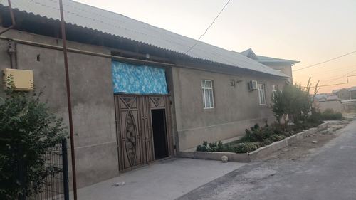 Hovli qo‘yliq bitonkadan 700 metr kirganda joylashgan