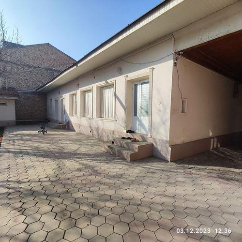 8-xonali uy, 300 m²