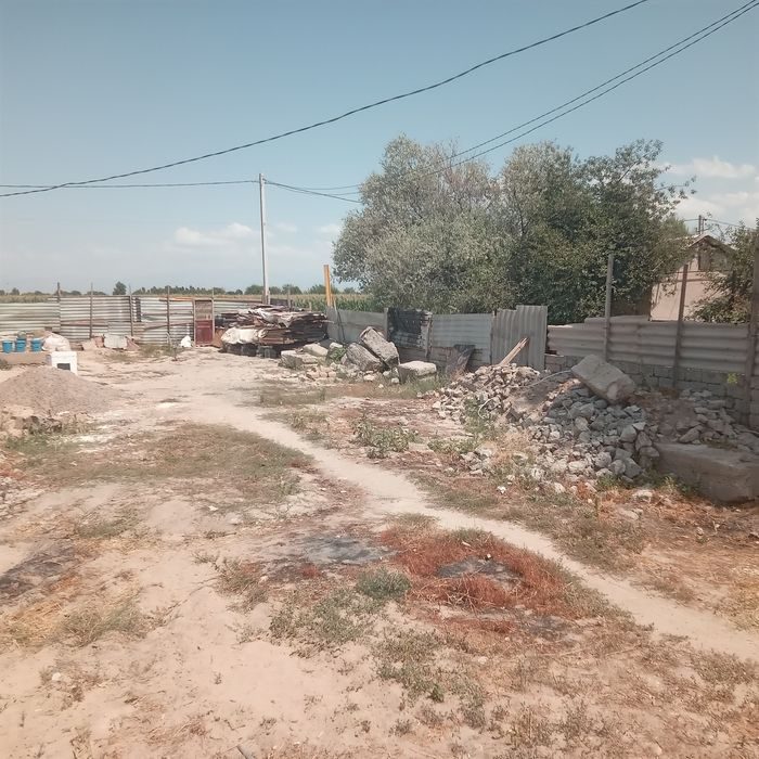 Turar joy va noturar joy meva darahtla bor gaz svet bor. Hammasi bor