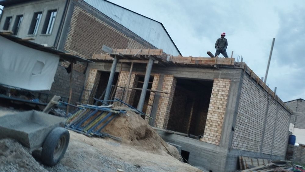 Курилиши тугалланмаган евро Уй сотилади.