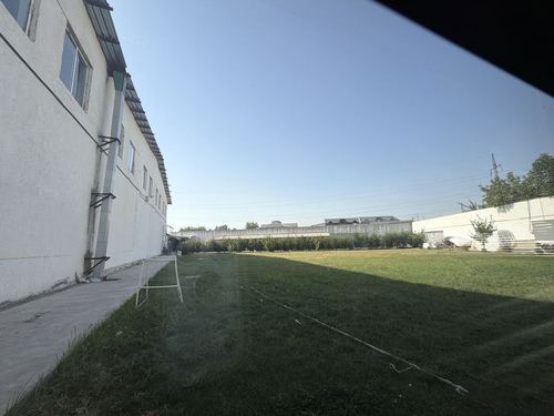 Sergeli sugdiyonada baza sotiladi 40 sotix binolari bor