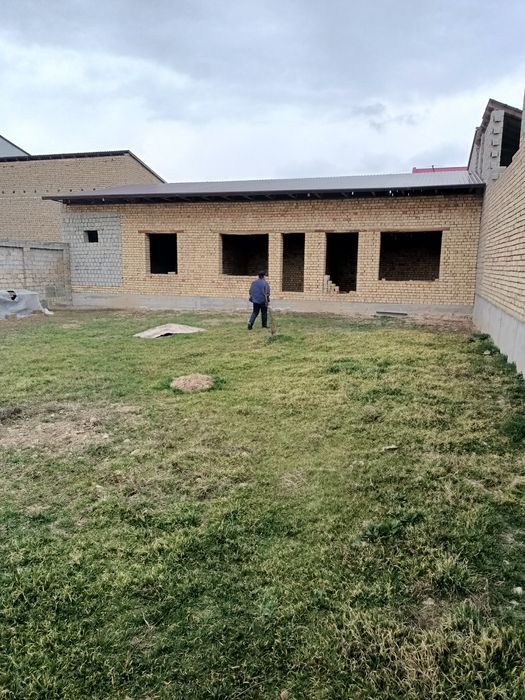 Курилиши битмаган уй
