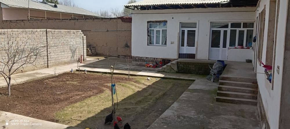 Hovli Sotiladi. Nazarbek Harakat mahalla Safo kafesi roparasidan.