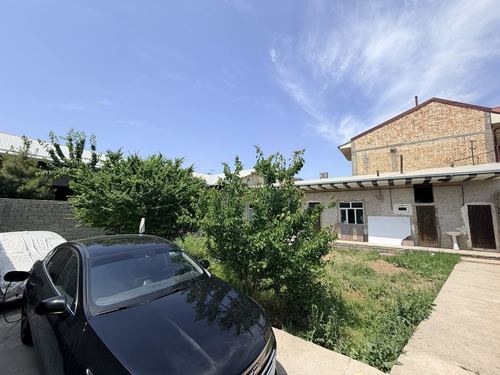 3 sotix yer sotiladi vreminiy uyi xam bor