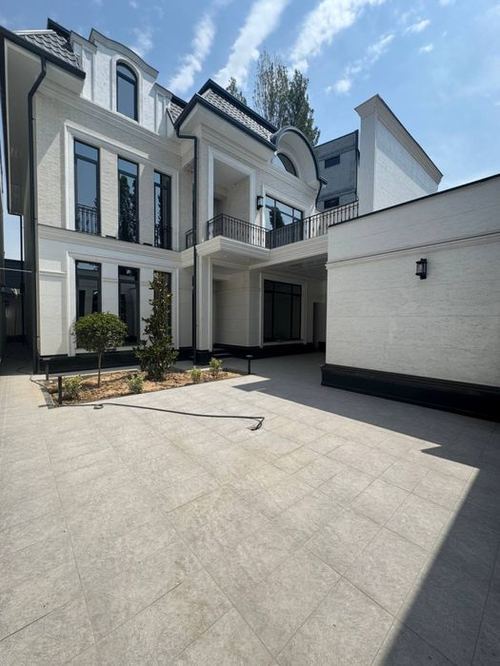 7-комнатный дом, 300 м²