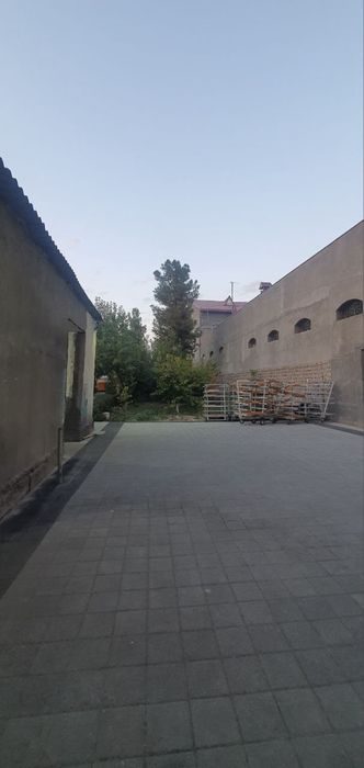 Здание 30 соток Кара камыш сзади птица базара