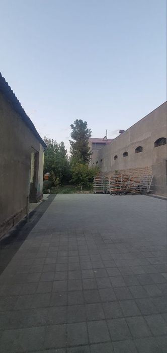 Здание 30 соток Кара камыш сзади птица базара