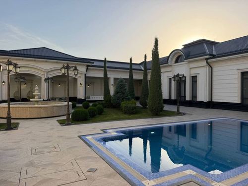 8-xonali uy, 900 m²