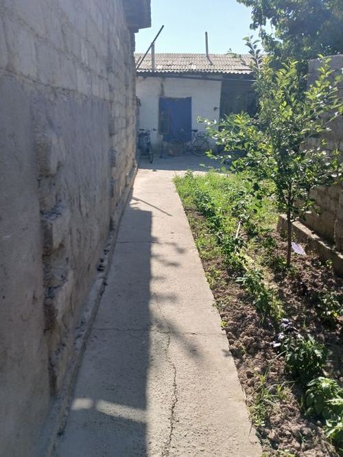 Uy xovli yer sotiladi