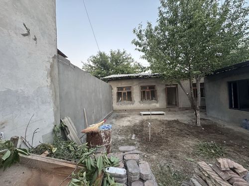 Roxat postini oldida majnun tolda yer uchaska sotiladi