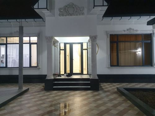 6-room house, 330 m²